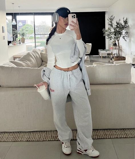 Girly Sporty Outfits, Comfy Sporty Outfits, Girl Sweatpants Outfit, Girls Workout Outfits, Girl Gym Outfits, Outfits Sweatpants, Lazy Girl Workout, Campus Outfit, Girl Sweatpants