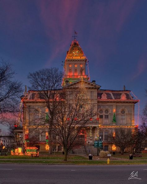 Christmas in Courthouse, Newark, Ohio Ohio Destinations, Newark Ohio, Snow Light, Christmas House Lights, Ohio History, Christmas Beauty, Mormon Temple, Tis The Season To Be Jolly, Christmas Memories