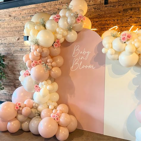 ✨Baby in Bloom🌸 Absolutely in love with these soft tones and the fresh touch of natural flowers. The perfect setup for welcoming a new little one! 💕 #acrylicsign #balloondecor #babyshower #babyinbloom #balloondecoration #balloongarland #collegestationevents #bryanvenue #bcs # #decoracionconglobos #babyinbloombabyshower Baby In Bloom Decor Ideas, Isn’t She Lovely Baby Shower Theme, Baby In Bloom Baby Shower Theme Backdrop, Rose Themed Baby Shower Ideas, Balloon Garland With Flowers, Baby In Bloom Backdrop, Debut Decorations, Bloom Party, Peach Baby Shower