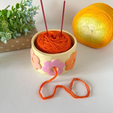 Yarn Bowls Pottery Diy, Yarn Holder Clay, Clay Yarn Bowl Diy, Air Dry Clay Yarn Bowl Diy, Small Pottery Ideas, Air Dry Clay Yarn Bowl, Crochet Yarn Bowl, Yarn Bowls Diy, Yarn Bowl Pottery