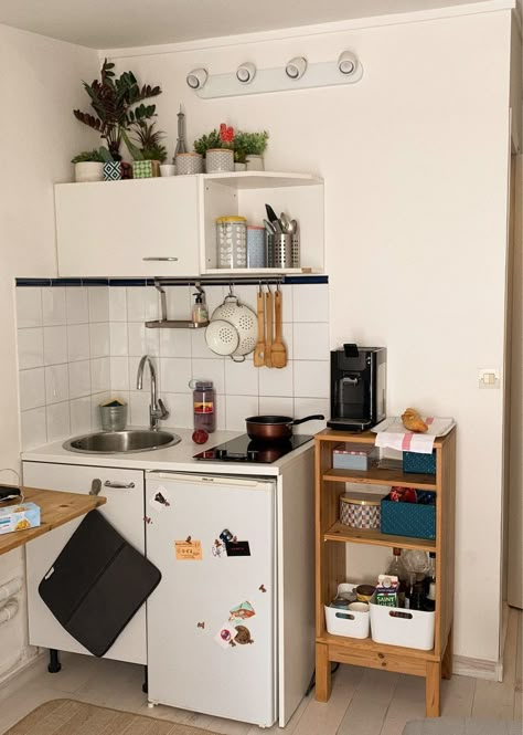 Tiny Apartment Kitchen Decor, Tiny Studio Apartment Kitchen, No Stove Kitchen Ideas, Small Flat Decor Ideas Tiny Apartments, Paris Tiny Apartment, Small Kitchen Storage Ideas Tiny Spaces, Small Apartment Hosting, Ikea Small Kitchen Ideas, Tiny Kitchenette Ideas