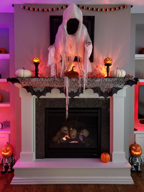 Halloween Chimney Decor, Fall And Halloween Decor Ideas, Rv Halloween, Fireplace Mantel Decorating Ideas, Halloween Entertainment, Indoor Halloween Decorations, Doctor Halloween, Mantel Decorating Ideas, Halloween Mantle Decor