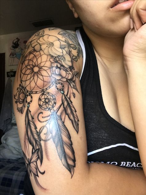 Shoulder Dream Catcher Tattoo For Women, Dream Catcher Arm Tattoo, Dream Catcher Tattoo Design For Women, Western Tattoo Ideas For Women, Arm Cover Up Tattoos, Cover Up Tattoos For Women, Shoulder Tattoo Ideas, Dream Catcher Tattoo Design, Cool Shoulder Tattoos