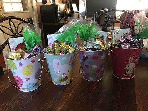 Easter Basket For Coworker, Easter Gift For Coworkers, Mini Easter Basket Ideas, Easter Gifts For Friends, Birthday Party Return Gifts, Small Easter Gifts, 50th Birthday Themes, Friends Tv Show Gifts, Mini Easter Basket