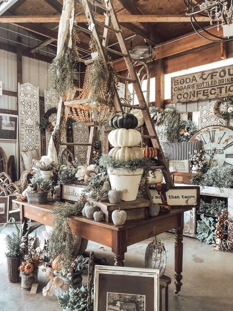 Finders Keepers Vintage Market - WHAT IS A VINTAGE-INSPIRED MARKET ? ? ? Fall Vintage Market Displays, Fall Staging Ideas, Fall Shop Displays, Vintage Shops Aesthetic, Fall Antique Booth Displays, Vintage Display Ideas, Small Store Display Ideas, Vintage Merchandising, Vintage Gift Shop