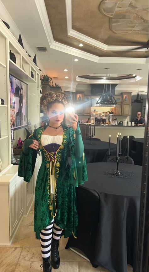 Hocus Pocus Winifred Costume, Winifred Sanderson Costume Diy, Winnie Sanderson Costume, Winifred Sanderson Makeup, Winifred Costume, Winnie Hocus Pocus, Winifred Sanderson Costume, Sanderson Sisters Costumes, Hocus Pocus Halloween Costumes