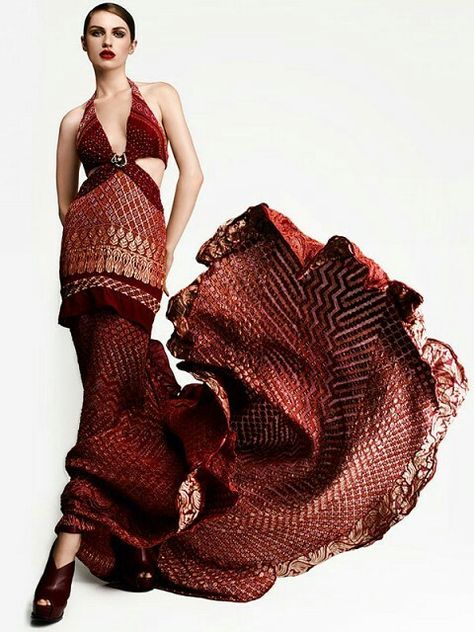 Roberto Cavalli for Rajasthani bandhini India Inspired, Fashion Designers Famous, Fashion Model Photography, Fashion Silhouette, Vogue India, Indian Inspired, Prabal Gurung, Famous Fashion, Textiles Fashion