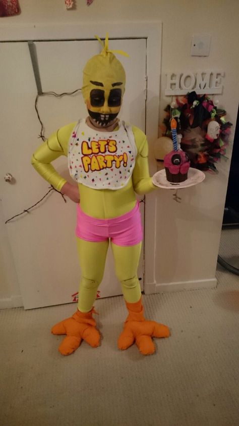 FNAF diy Toy chica Halloween costume Halloween Fnaf Costumes, Toy Chica Costume, Fnaf Group Costume, Chica Fnaf Costume, Cringe Halloween Costumes, Fnaf Animatronics Cosplay, Fnaf Costume Funny, Fnaf Halloween Costumes Cute, Fnaf Costume Cute