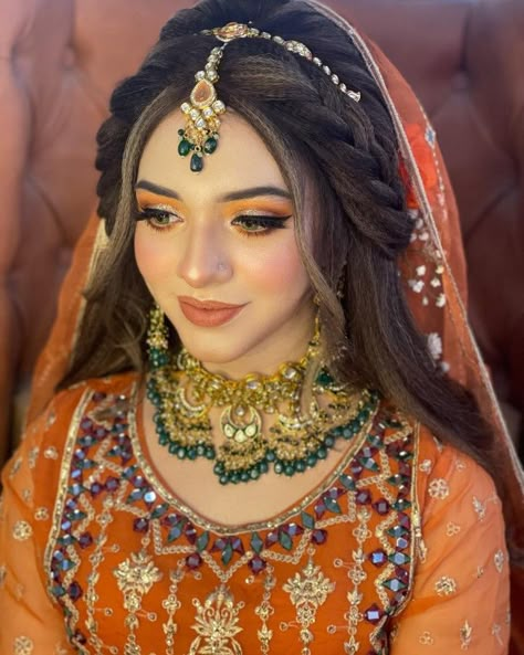 Hairstyle With Dupatta, Mehndi Bride Look, Hair Homecoming Styles, Short Hair Homecoming Styles, Hairstyles For Mehndi, Mehndi Hairstyle, Mayon Dress, Homecoming Styles, Garara Design