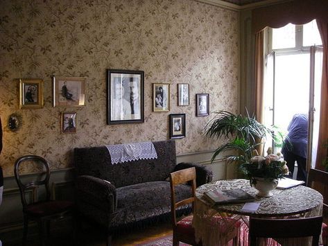 This simple apartment may have inspired some of the most important theories in the history of science. 50's Aesthetic, 1940s Interior, Simple Apartments, Dublin House, Bern Switzerland, Messy Nessy Chic, Bern, Terrace House, Interior Inspo