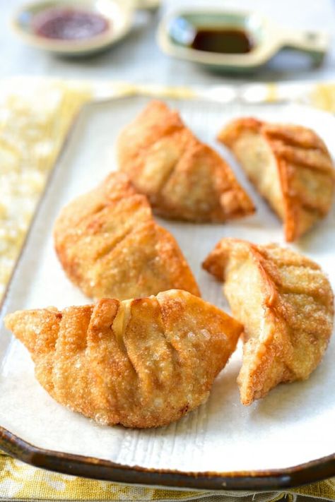 Deep fried Korean dumplings Deep Fried Dumplings, Yakimandu Recipe, Mandu Recipe Korean, Fried Dumplings Recipe, Mandu Dumplings, Recipe Dumplings, Fold Dumplings, Korean Mandu, Mandu Korean