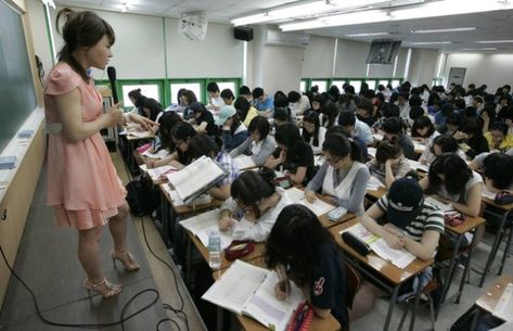 English teacher Rose Lee gives a lecture at a cram school in Seoul Japanese School Life, English Teacher In Japan, Holistic Nutrition Books, Cram School, Korean School, Asian Studies, Japan Aesthetic, Japanese School, Study Hard