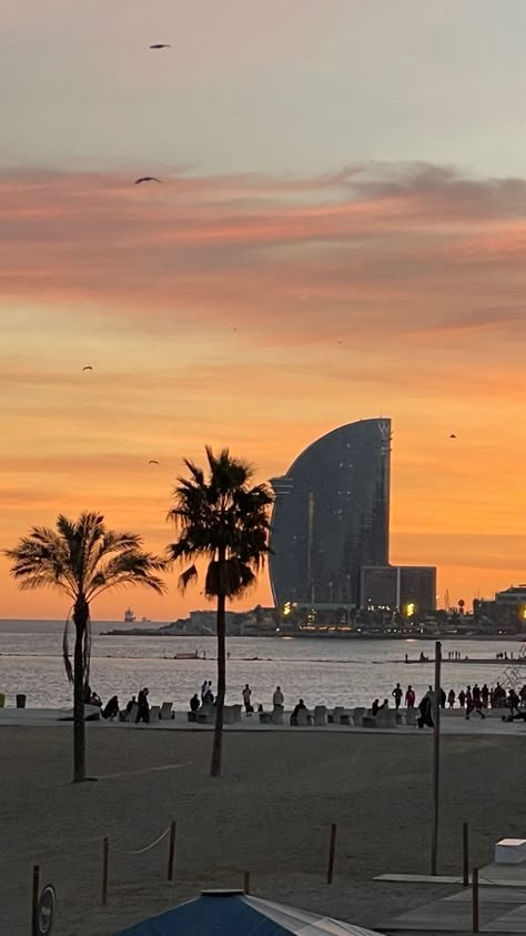 Sunset In Barcelona, Life In Barcelona, Barcelona Beach Aesthetic, Barcelona City Aesthetic, Barcelona Sunrise, Barcelona Vibes, Barcelona Spain Aesthetic, Barcelona Sunset, Barcelona Summer