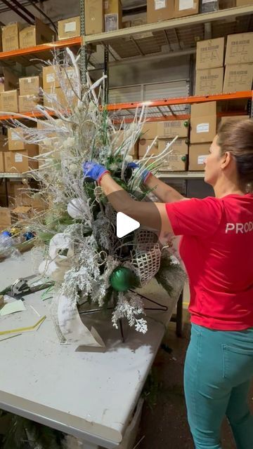 Seasonscapes on Instagram: "Tree topper hack!🌲 Take the top of your tree,  pop it in a spare tree stand and decorate at table level. This saves so much time as you are not going up and down a ladder, it is also so much easier to decorate as you are not stretching up. Try it and let us know what you think. #treetopper #christmashacks #christmas2024 #enchantedforest #laborsavinghack #predecoratedchristmastree #christmas2024 #christmasinabox ##christmasiscoming #wholesalechristmasdecor" Christmas Tree On Pedestal Table, Foyer Christmas Tree Entryway, Indoor Christmas Decorations Kitchen, Table Top Tree Decorating Ideas, Christmas Toppers Tree Ideas, Christmas Tree Top Ideas, Table Top Trees Christmas, Tree Topper Ideas Christmas, How To Make A Tree Topper