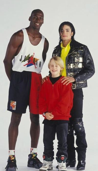 Michael Jordan x Macaulay Culkin x Michael Jackson Sepatu Air Jordan, Hee Man, Spiderman Ps4, Michael Jordan Basketball, Macaulay Culkin, Jackson Bad, Ayat Quran, Joseph Jackson, Michael Jackson Bad