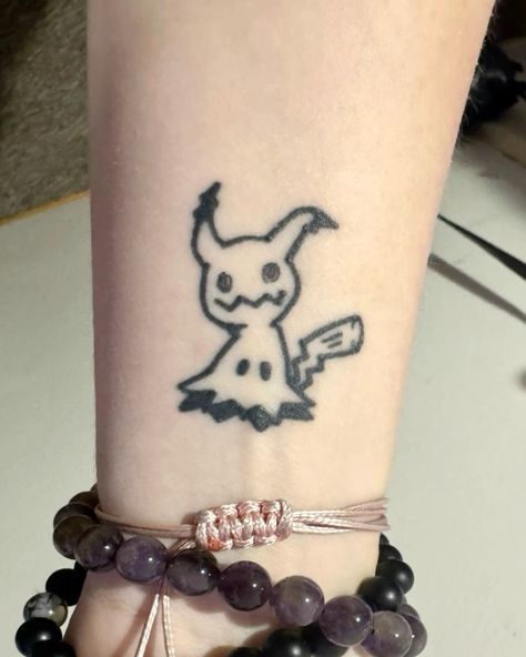 Tattoo Ideas Pokemon, Mimikyu Tattoo, Simple Tattoo Fonts, Curse Mark Tattoo, Hogwarts Tattoo, Slayer Tattoo, Emo Tattoos, Shadow Tattoo, Gamer Tattoos