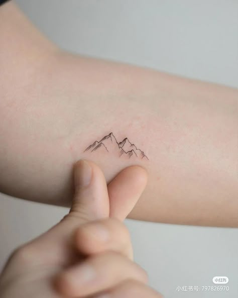 Mountain Tattoo Ankle, Mini Mountain Tattoo, Montagne Tattoo, Skiing Tattoo, Small Mountain Tattoo, Ankle Tattoo Ideas, Mountain Tattoo Simple, Father Daughter Tattoos, Ankle Tattoos