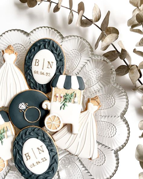 Black And White Wedding Cookies Decorated, Modern Wedding Cookies, Wedding Dress Cookies Decorated, Bride And Groom Cookies, Wedding Cookies Ideas, Groom Cookies, Wedding Biscuits, Wedding Cookies Recipe, Wedding Sugar Cookies