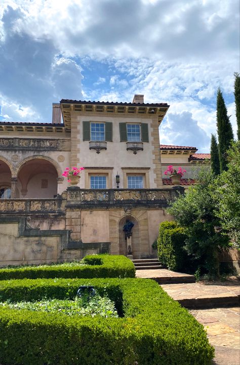 philbrook museum, tulsa, oklahoma. #tuscany #dreamhome #castle #aesthetic #trending #posh #luxury #vacation #travel Philbrook Museum, Castle Aesthetic, Tulsa Oklahoma, Arts District, Vacation Travel, Luxury Vacation, Hedges, Tuscany, Oklahoma