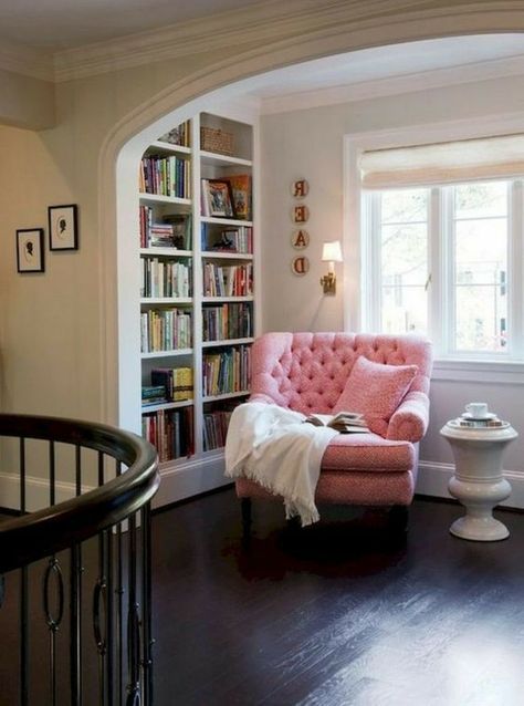 Book Reading Area, Cozy Reading Area, Quirky Office, Home Library Design Ideas, Cozy Reading Chair, Cozy Home Library, Cozy Reading Corners, Cottage Shabby Chic, Vintage Chair