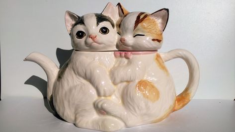 Novelty Teapots, Cat Teapot, Pretty Mugs, Ideas Hogar, Stuff And Thangs, Teapots And Cups, Anime Reccomendations, Chocolate Pots, Vintage Cat