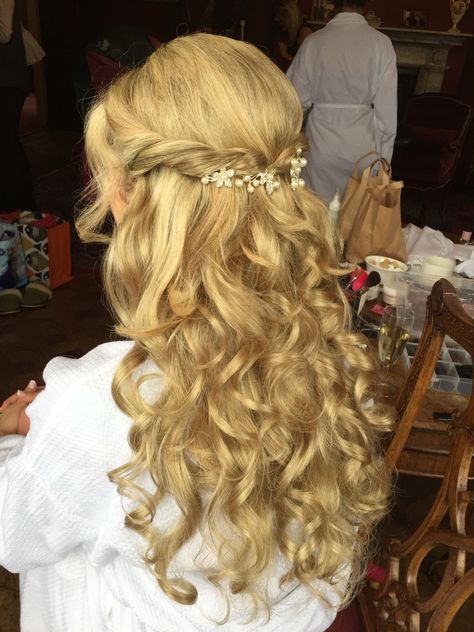 My wedding Half up-half down hair do, with soft tendrils at the front Princess Hair And Makeup, Homecoming Hair Styles Down, Half Up Gala Hairstyles, Beautiful Formal Hairstyles, Aphrodite Goddess Hairstyles, Half Up Half Down For Prom, Blonde Fancy Hairstyles, Hocoming Hair Ideas Down, Prom Hairstyles With Headpieces