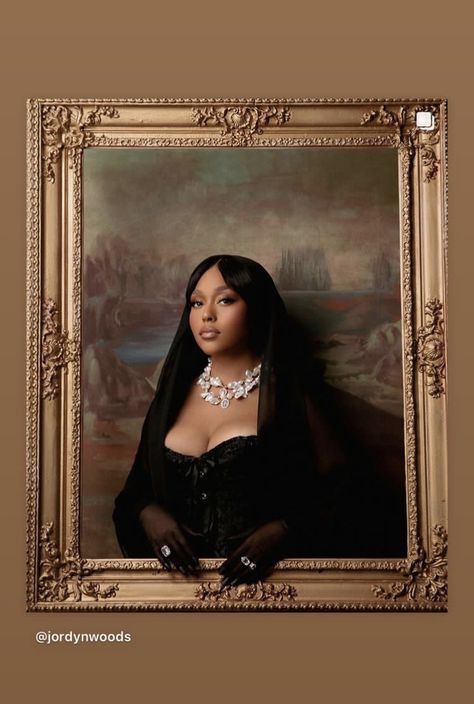 Celebrity Inspired Photoshoot, Royalty Theme Photoshoot, Black Gold Photoshoot, Photoshoot Frame Ideas, Paris Theme Photoshoot Ideas, Photo Frame Photoshoot, Picture Frame Photoshoot Ideas, Gold Frame Photoshoot, Chanel Photoshoot Ideas