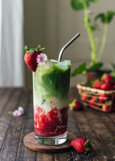 Blossom Dearie, Strawberry Matcha Latte, Strawberry Rhubarb Sauce, Creamy Oat Milk, Matcha Drink Recipes, Matcha Oats, Matcha Iced, Leftover Strawberries, Iced Latte Recipe