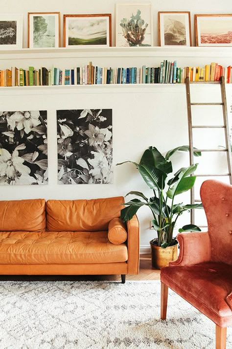 Modern Bohemian Living Room, Bohemian Living Room Decor, Bookshelf Design, Wall Bookshelves, Bookshelves Diy, Hygge Home, Living Room Bookcase, Bohemian Living Room, Bookshelf Decor