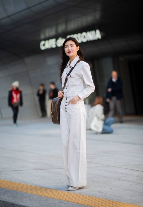 Latest Lace Styles, South Korea Fashion, Marlene Hose, White Pant, Seoul Fashion Week, Seoul Fashion, Korean Street, Korean Fashion Trends, Current Fashion Trends