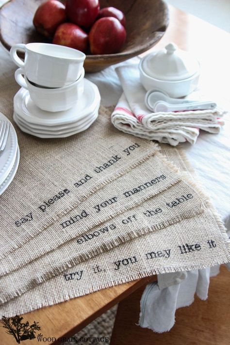 Diy Burlap Placemats, Burlap Placemats, Diy Placemats, Burlap Projects, Diy Wedding Gifts, Diy Burlap, Burlap Crafts, Tutorial Diy, Table Setting