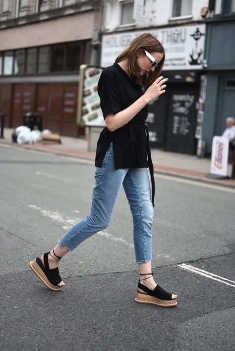 24 Looks con zapatos ‘flatforms’ para chicas que aman romper con lo tradicional Lizzy Hadfield, 15 Outfits, Casual Chic Summer, Monochromatic Fashion, Daily Fashion Inspiration, Sandals Outfit, Summer Lovin, Comfy Fashion, The Festival