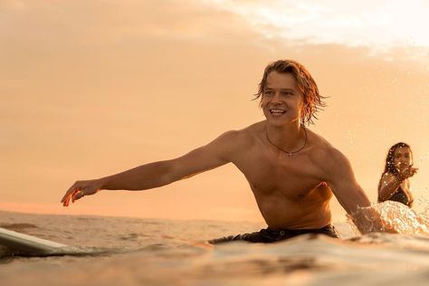 Outer Banks Brasil on Instagram: “JJ e Kiara (📸Jackson Lee Davis/Netflix)” Jj Outer Banks Surfing, Teen Series, Jj Maybank, Outer Banks Nc, Paradise On Earth, Shows On Netflix, Outer Banks, Movies Showing, Serie Tv