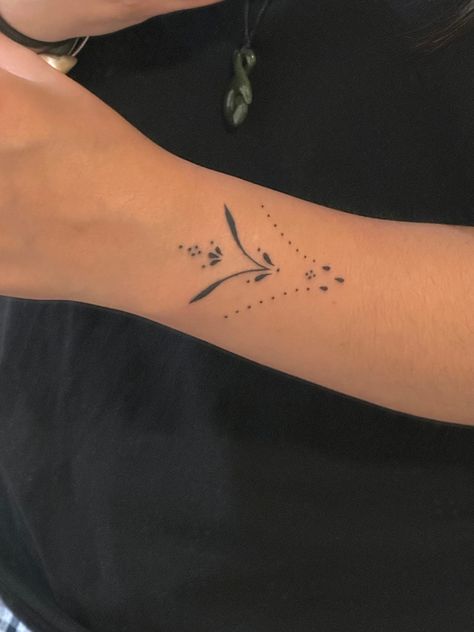 Tattoos Pale Skin, Stars Wrapped Around Arm Tattoo, Austrian Tattoo, Dainty Leg Tattoos, Orientalism Art Tattoo, Dainty Wrist Tattoos For Women, Tattoo Ideas Female Western, Iranian Tattoo, Art The Clown Tattoo