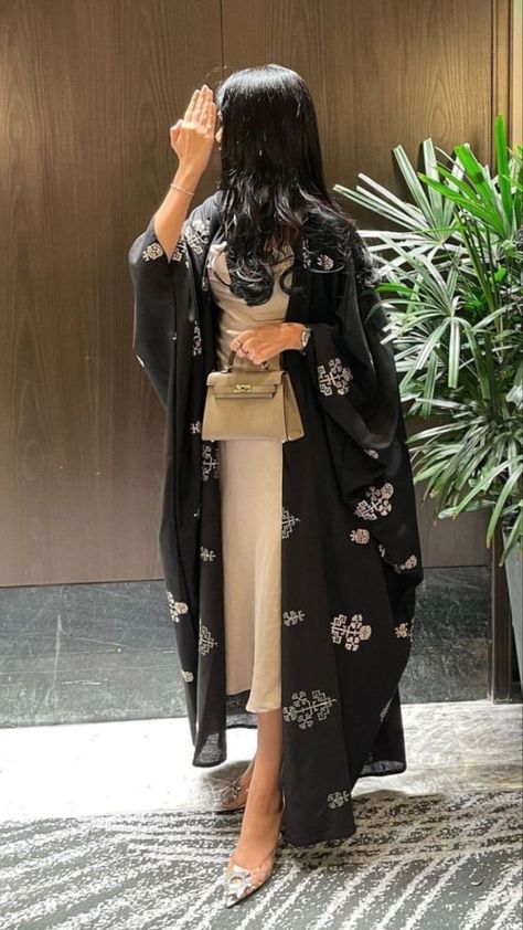 Arabic Women Outfits, Ramadan Outfits Abaya, Arabic Fashion Women, Abaya Aesthetic, Arabic Abaya, Ramadan Abaya, Abaya Outfit, Expressing Yourself, Mode Kimono