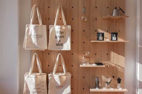 Stand Feria, Craft Market Display, Blog Design Inspiration, Store Design Boutique, Craft Booth Displays, Pop Up Market, Coffee Stands, Eco Bags, Market Displays