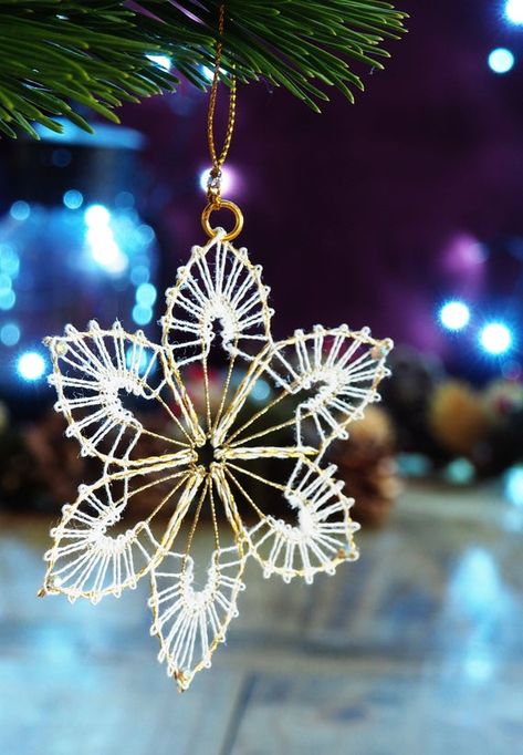 Meaningful Christmas Gifts, Silver Christmas Ornaments, Snowflake Tree, Bobbin Lace Christmas, Christmas Gift Items, Meaningful Christmas, Bobbin Lace Patterns, Lace Crafts, Rustic Ornaments