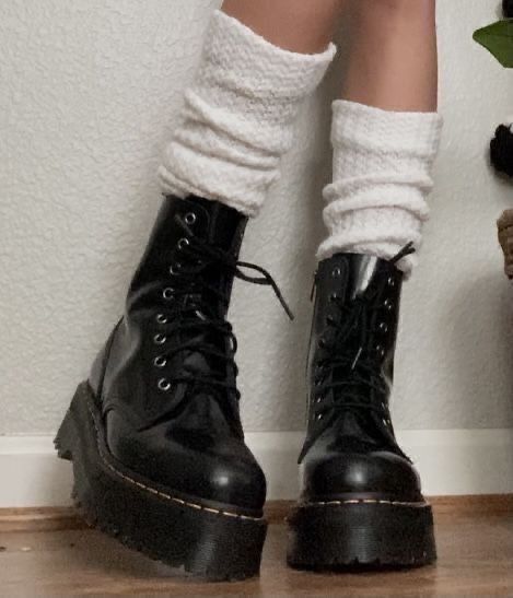 Botas Grunge, Dr Shoes, Fancy Shoes, Shoe Inspo, Poses References, Dark Academia Aesthetic, Aesthetic Shoes, Swag Shoes, Pretty Shoes