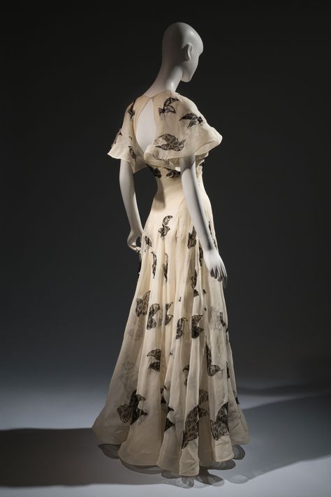 Madeleine Vionnet  Evening gown  Ivory silk organza with black lace insets  1937, France  Collection of Beverley Birks  Photo: Eileen Costa/The Museum at FIT Sophia Kokosalaki, Vintage Fashion 1930s, Madeleine Vionnet, 1930 Fashion, 30s Fashion, 20th Century Fashion, Vintage Gowns, 1930s Fashion, Old Fashion