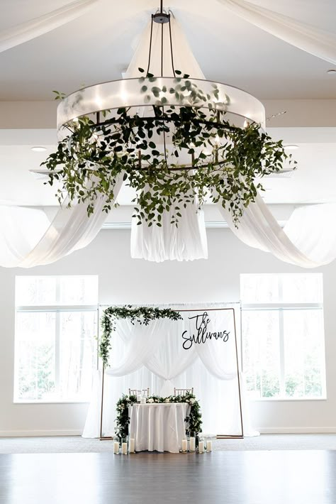 Sweetheart Table Greenery, Table Greenery, Church Easter Decorations, 12 October, Brunch Wedding, Sweetheart Table, Ceiling Decor, Baby Store, Creative Decor