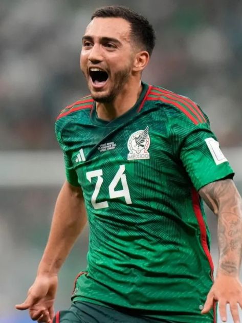 La gran participación de Luis Chávez en el último partido de México en Qatar 2022 levantó el interés por el jugador mexicano en Europa. Mundial Qatar 2022, Qatar 2022, Qatar, Sports Jersey, Soccer, Sports, Photography, Football