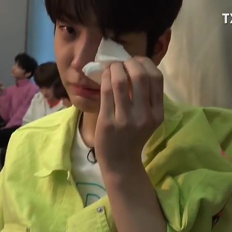 Soobin, crying during the week of their debut :( for they could finally debut Reminds me of Jin during the same time Soobin Crying, Beomgyu Taehyun, Harsh Words, Korean Drama Best, Reasons To Live, Attack On Titan Anime, Baku, Cutie Patootie, Kpop Memes