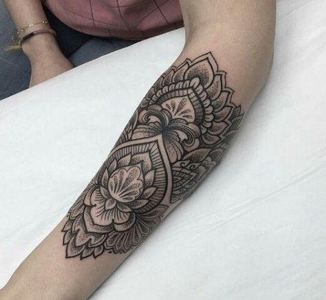 Mandala Forearm Tattoo, Lotus Tattoo Design, Tattoos Geometric, Geniale Tattoos, Mandala Tattoo Design, Lotus Tattoo, Tattoo Life, Hand Tattoo, Pattern Tattoo