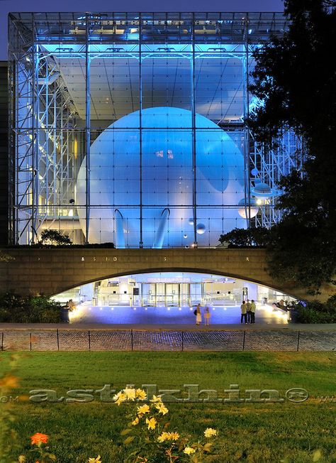 El Planetario Hayden, parte del  Rose Center para la Tierra y el Espacio,  parte del Museo de Historia Natural, en Central Park West a la altura de la  79 St Hayden Planetarium, American Museum Of Natural History, Museum Of Natural History, Carl Sagan, Earth From Space, Nyc Trip, New York State, Oh The Places Youll Go, Favorite City