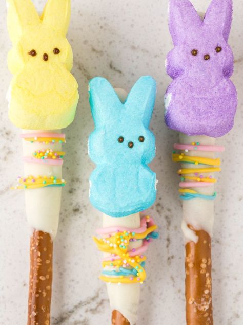 Pretzel rods laying on a white background that have been dipped in chocolate and decorated for easter. Creative Easter Desserts, Rice Enchiladas, Easter Cookie Bars, Easter Pretzel, Oreo Dirt Cake, Raspberry Cream Pies, Easter Snack, Chocolate Dipped Pretzel Rods, Easter Deserts