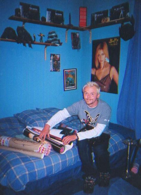 Simon Pegg Spaced, Spaced Simon Pegg, 90s 2000s Aesthetic, Cornetto Trilogy, 90s Bedroom, Bedroom Photography, Simon Pegg, Comedy Duos, Powell Peralta