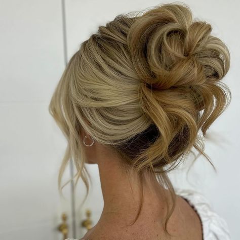 Channeling 90s vibes with our hair bun ✨🌈 Bridesmaid Hair Bun, Destination Wedding Hair, Formal Hairstyles Updo, Cute Ponytail Hairstyles, Blonde Updo, Prom Hair Updo, Classic Updo, Hoco Hairstyles, Classic Hairstyles