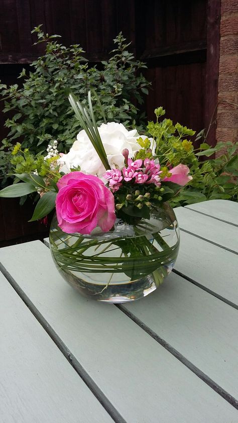 Fishbowl Vase Centerpiece, Fish Bowl Floral Arrangements, Fish Bowl Flower Centerpiece, Rose Bowl Centerpiece, Fish Bowl Flower Arrangements, Fish Bowl Centerpieces, Fish Bowl Centerpiece, Fish Bowl Centerpiece Wedding, Fish Bowl Ideas