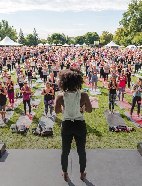 Fitness Event Ideas, Group Fitness Aesthetic, Yoga Park Outdoor, Yoga In The Park, Wellness Festival, Yoga Formation Group, Group Yoga Outdoor, Yoga Event, Corporate Yoga