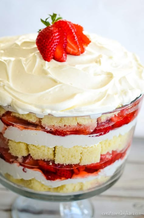 Strawberry Trifle With Pound Cake, Trifle With Pound Cake, Pound Cake Cream Cheese, Strawberry Cheesecake Trifle Recipe, Pound Cake Trifle, Strawberry Cheesecake Trifle, Strawberry Shortcake Truffle, Dessert Trifle, Trifle Bowl Recipes